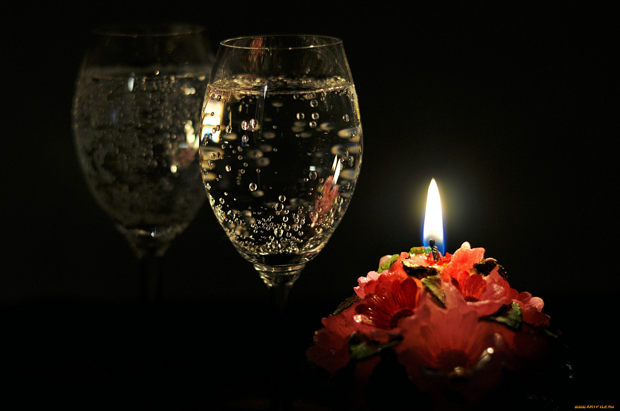 Добрый вечер свечи. Шампанское в бокале. Шампанское в хрустальных бокалах. Шампанское и свечи. Свечи, цветы и вино.